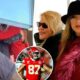 Breaking : Two weeks after she wrapped up the Eras Tour, Taylor Swift celebrated her boyfriend Travis Kelce’s NFL win by sharing an adorable group hug with her mom Andrea Swift and Travis’ mom Donna Kelce...