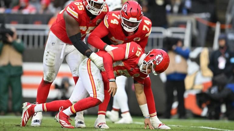 Patrick Mahomes day to day after suffering ankle injury vs. Browns; 'It's not broken,' Chiefs HC confirms...