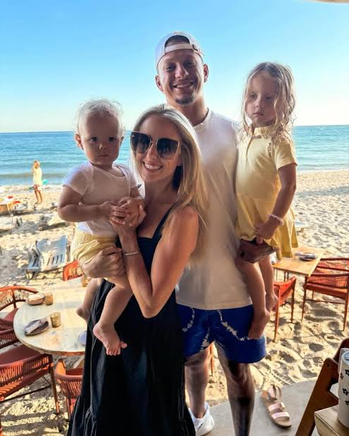 Patrick Mahomes and Brittany Mahomes‘ kids are living their best lives, and during their trip to Texas, fans spotted something cosmic: how alike Sterling and Bronze look...